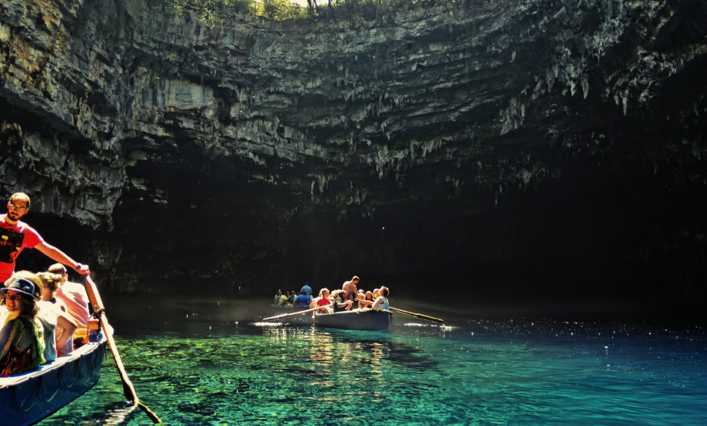 Der See in der Grotte war in der Antike eine Kultstätte des Hirtengottes Pan.  Fotonachweis: N. Samourelis
